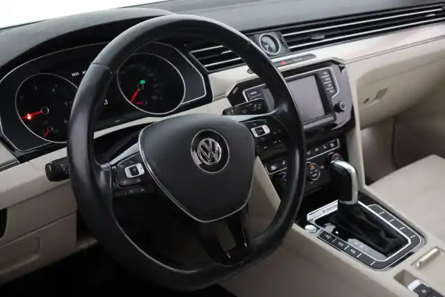 Harmaa Sedan, Volkswagen Passat – OUT-268