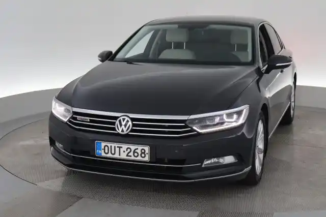 Harmaa Sedan, Volkswagen Passat – OUT-268