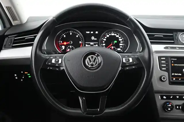 Valkoinen Farmari, Volkswagen Passat – OUT-293