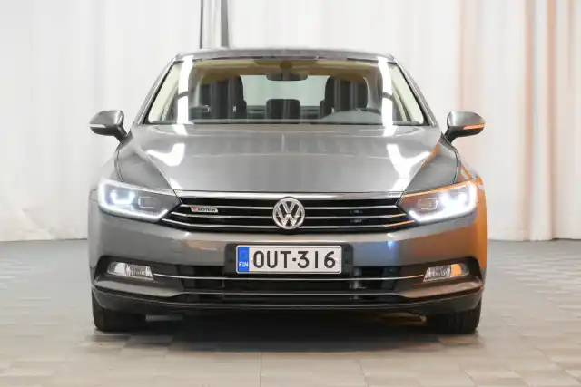 Harmaa Sedan, Volkswagen Passat – OUT-316