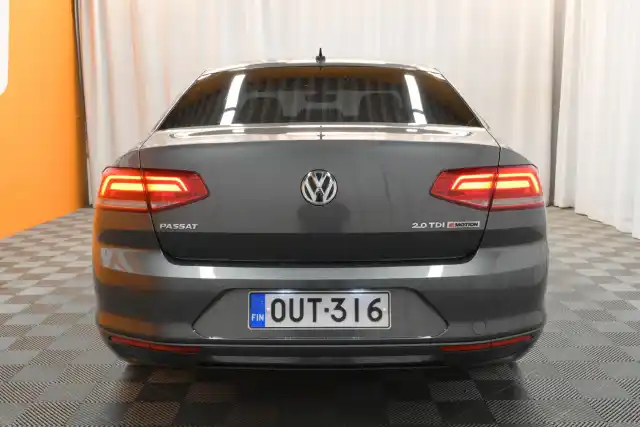 Harmaa Sedan, Volkswagen Passat – OUT-316