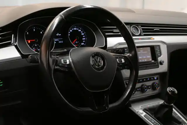 Harmaa Sedan, Volkswagen Passat – OUT-316