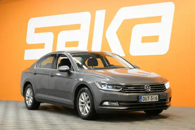 Harmaa Sedan, Volkswagen Passat – OUT-316