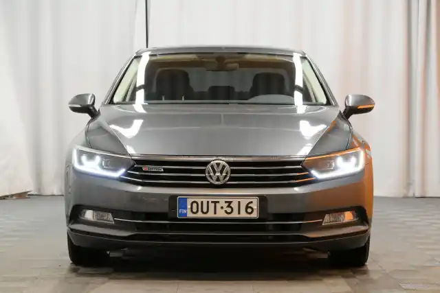 Harmaa Sedan, Volkswagen Passat – OUT-316