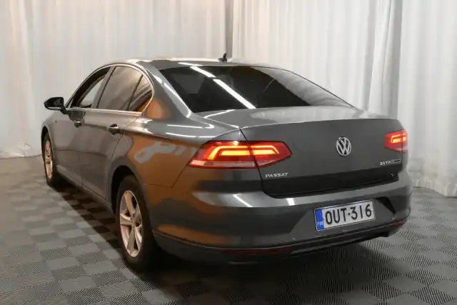 Harmaa Sedan, Volkswagen Passat – OUT-316