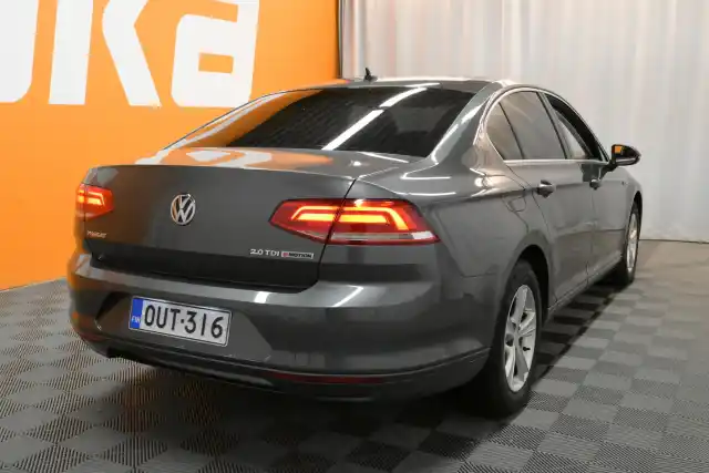 Harmaa Sedan, Volkswagen Passat – OUT-316