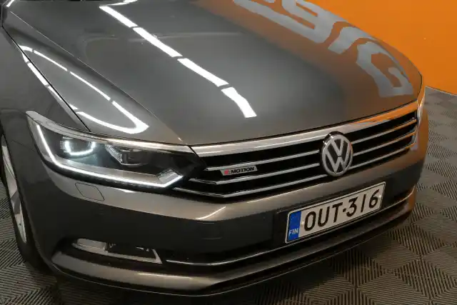 Harmaa Sedan, Volkswagen Passat – OUT-316