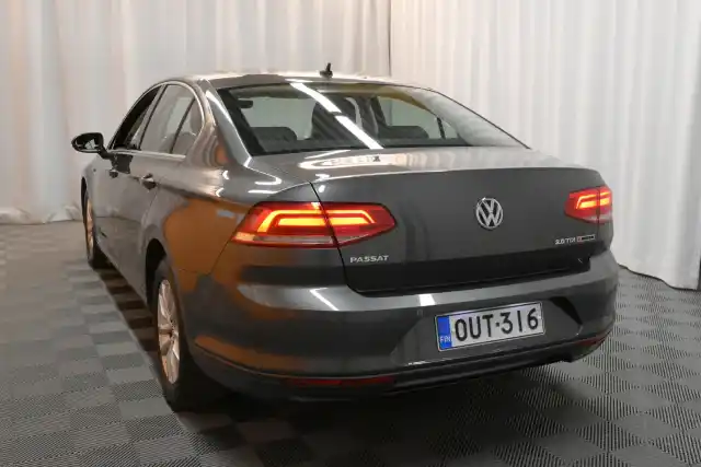 Harmaa Sedan, Volkswagen Passat – OUT-316