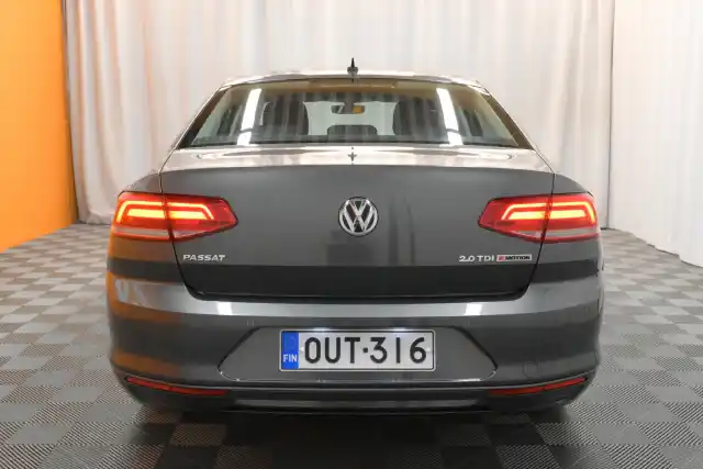 Harmaa Sedan, Volkswagen Passat – OUT-316