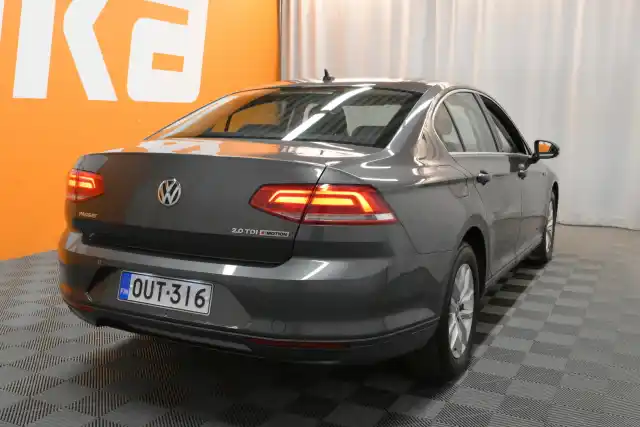 Harmaa Sedan, Volkswagen Passat – OUT-316