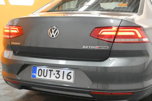 Harmaa Sedan, Volkswagen Passat – OUT-316