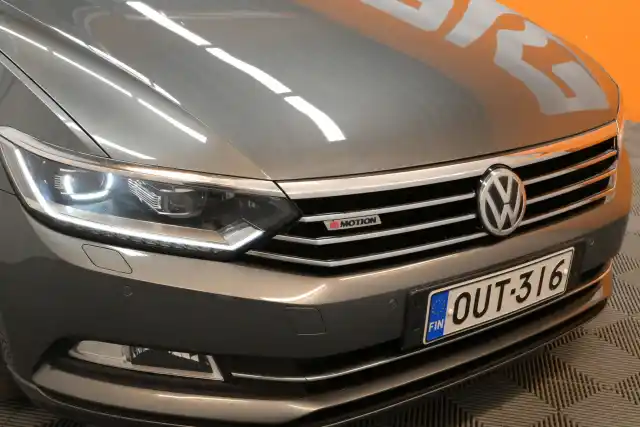 Harmaa Sedan, Volkswagen Passat – OUT-316