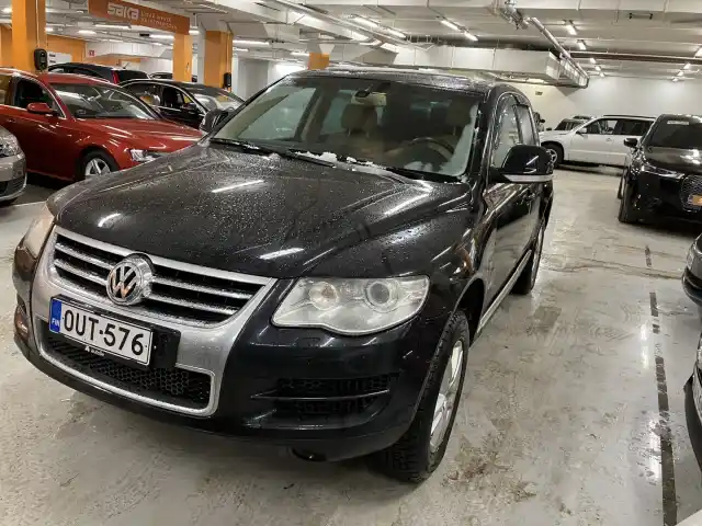 Musta Maastoauto, Volkswagen Touareg – OUT-576