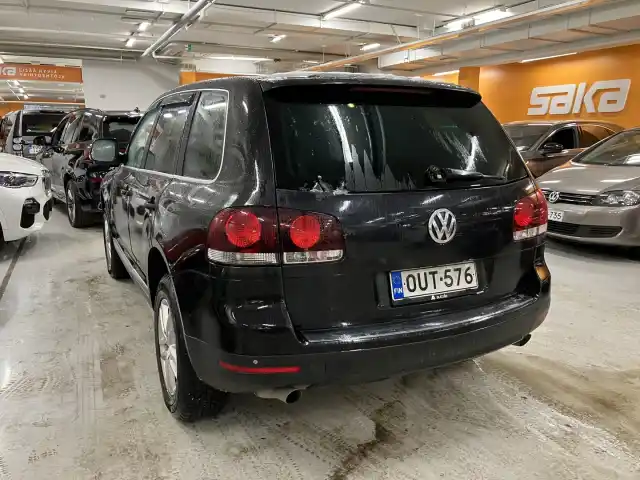 Musta Maastoauto, Volkswagen Touareg – OUT-576