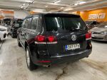 Musta Maastoauto, Volkswagen Touareg – OUT-576, kuva 3