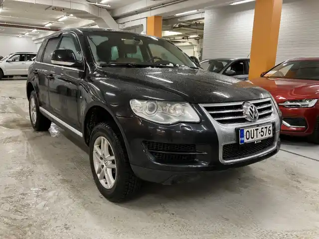 Musta Maastoauto, Volkswagen Touareg – OUT-576