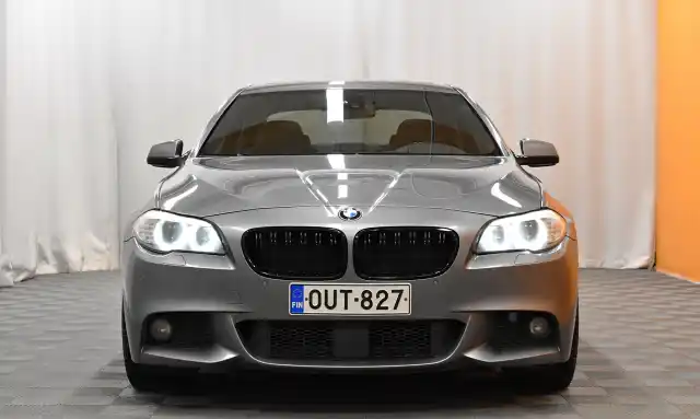 Harmaa Sedan, BMW 530 – OUT-827