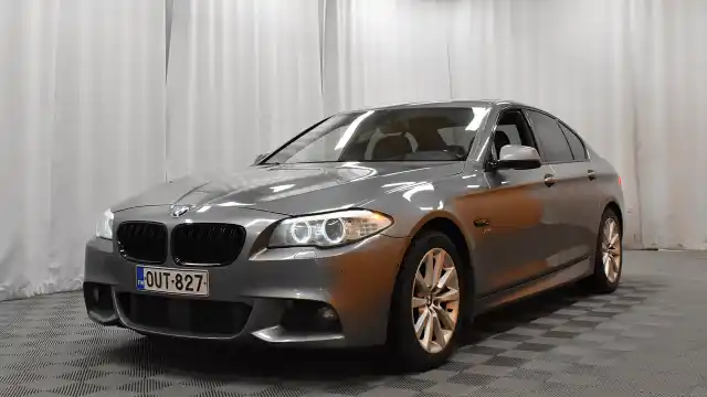 Harmaa Sedan, BMW 530 – OUT-827