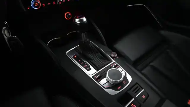 Harmaa Viistoperä, Audi RS3 – OUU-149