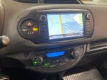 Valkoinen Viistoperä, Toyota Yaris – OUU-596, kuva 4