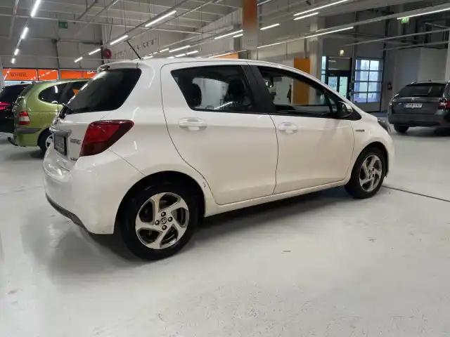 Valkoinen Viistoperä, Toyota Yaris – OUU-596