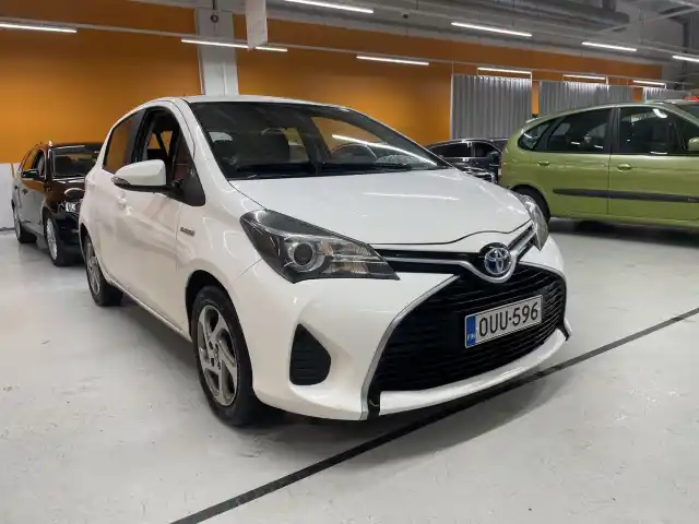Valkoinen Viistoperä, Toyota Yaris – OUU-596