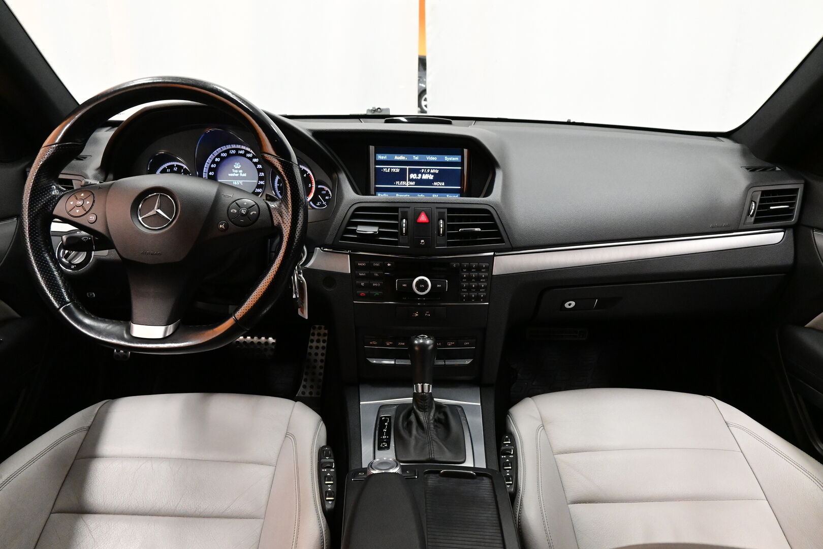 musta Coupe, Mercedes-Benz E – OUV-186