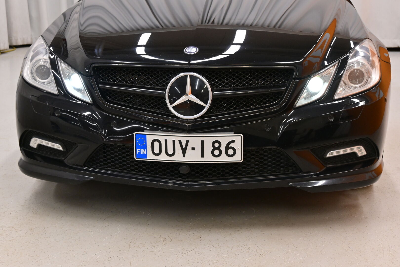 musta Coupe, Mercedes-Benz E – OUV-186