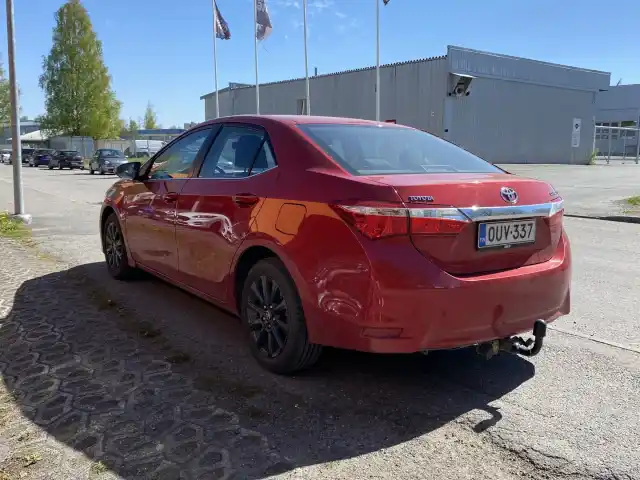 Punainen Sedan, Toyota Corolla – OUV-337