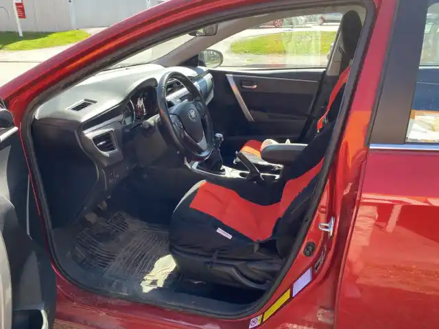 Punainen Sedan, Toyota Corolla – OUV-337