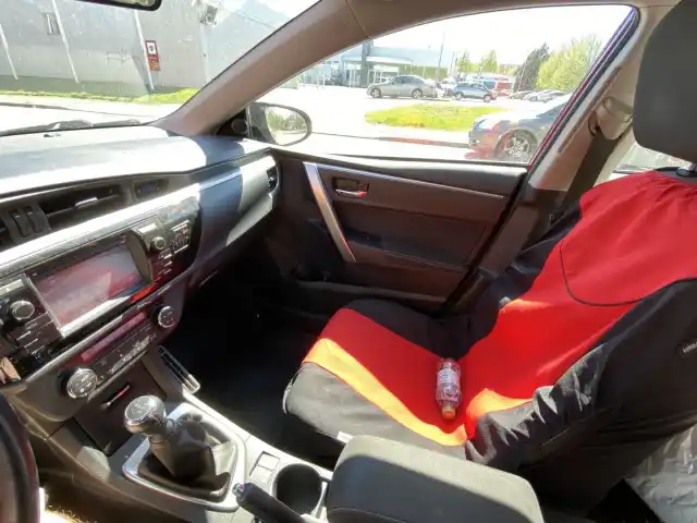 Punainen Sedan, Toyota Corolla – OUV-337