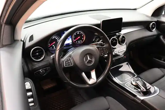 Valkoinen Maastoauto, Mercedes-Benz GLC – OUV-405