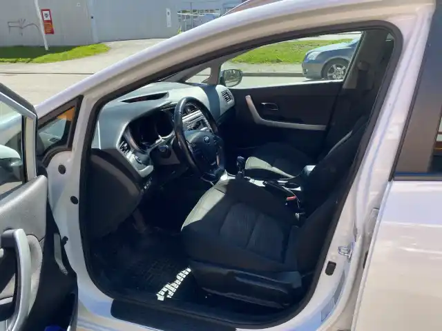 Valkoinen Farmari, Kia cee'd – OUX-445