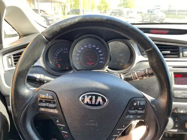 Valkoinen Farmari, Kia cee'd – OUX-445