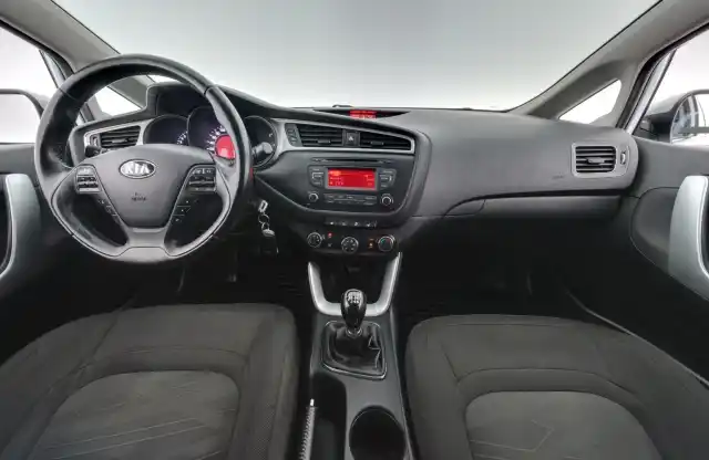 Valkoinen Farmari, Kia cee'd – OUX-445