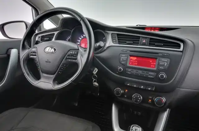 Valkoinen Farmari, Kia cee'd – OUX-445