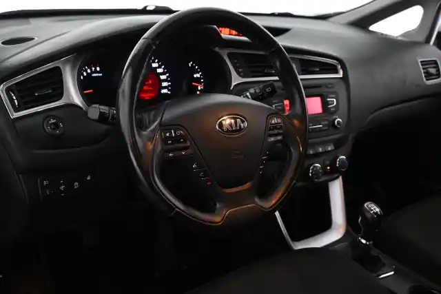 Valkoinen Farmari, Kia cee'd – OUX-445