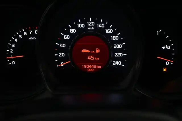 Valkoinen Farmari, Kia cee'd – OUX-445