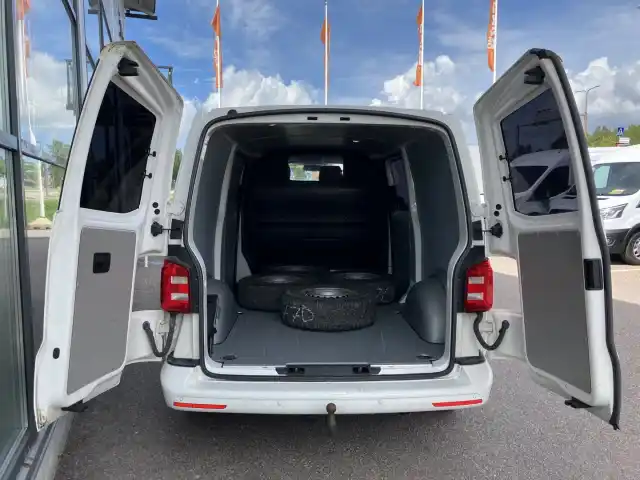 Valkoinen Pakettiauto, Volkswagen Transporter – OUX-770