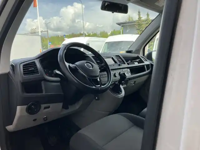 Valkoinen Pakettiauto, Volkswagen Transporter – OUX-770