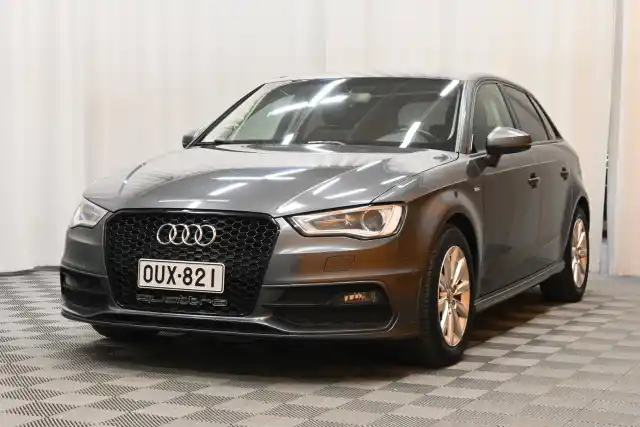 Harmaa Viistoperä, Audi A3 – OUX-821