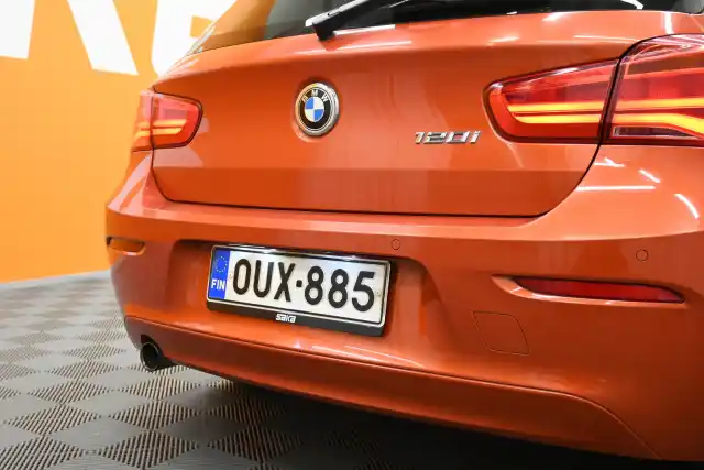 Oranssi Viistoperä, BMW 120 – OUX-885