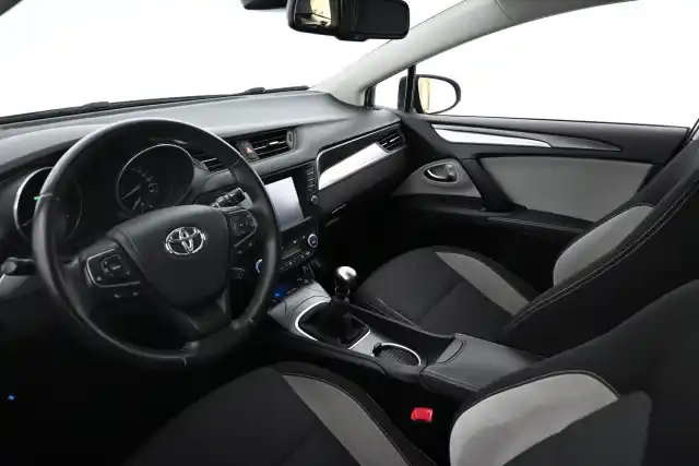 Musta Farmari, Toyota Avensis – OUZ-322