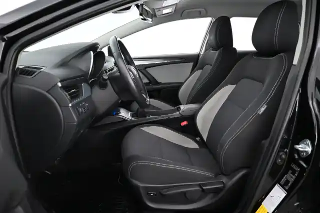Musta Farmari, Toyota Avensis – OUZ-322