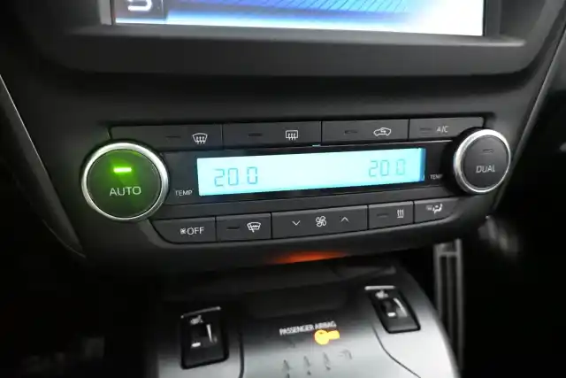 Musta Farmari, Toyota Avensis – OUZ-322