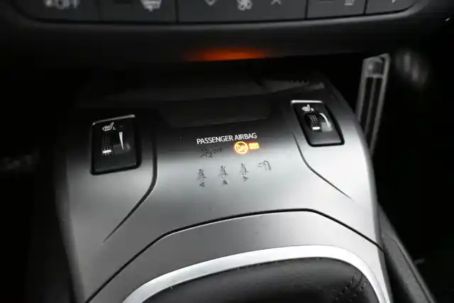 Musta Farmari, Toyota Avensis – OUZ-322