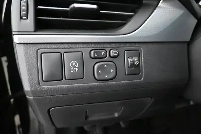Musta Farmari, Toyota Avensis – OUZ-322