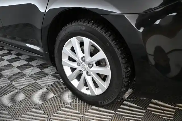 Musta Farmari, Toyota Avensis – OUZ-322