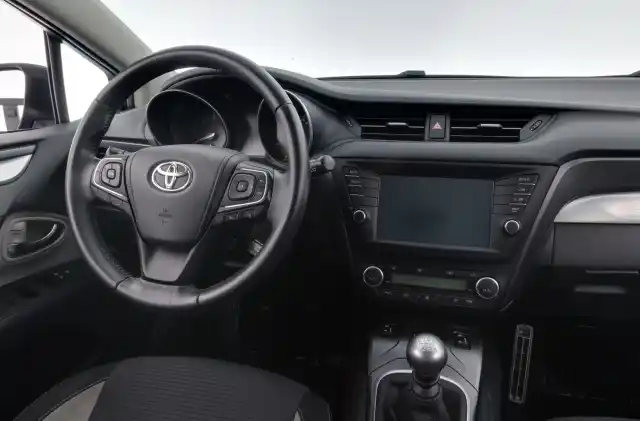 Musta Farmari, Toyota Avensis – OUZ-322