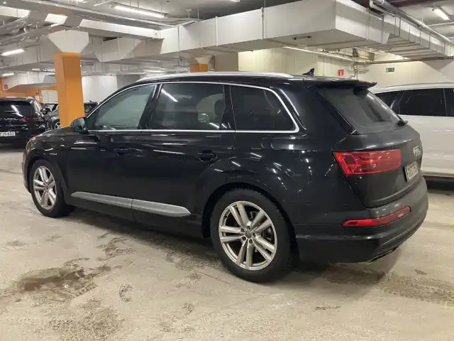 Musta Maastoauto, Audi Q7 – OUZ-751